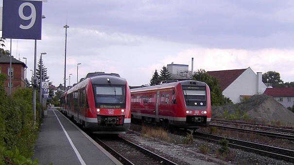 VT 648 308/808 und 204/804 als RB 35707 von Neunkirchen am Sand nach Neuhaus (Pegnitz) und VT 612 167-7 mit IRE 3090 - Foto: Volker Seidel, Münchberg