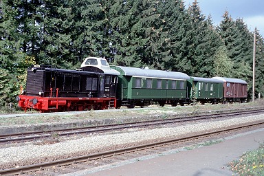 V 36 235 der DFS mit den Originalfahrzeugen des MEC 01. - Foto: Roland Fraas (16.10.1992)