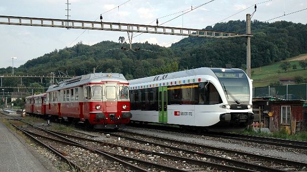 GTW überholt BDe 4/4 WM Nr. 2 mit DDM-Schienenbus im Schlepp in Winterthur-Wülflingen - Foto: Roland Fraas, Neuenmarkt